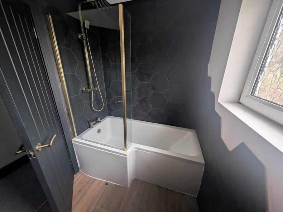 Modern 3br - Private Parking - Tv In Every Bedroom * Swansea