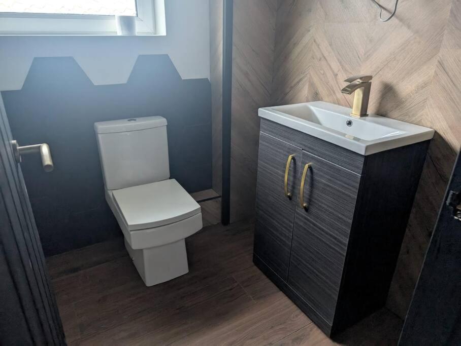 Holiday home Modern 3br - Private Parking - Tv In Every Bedroom *